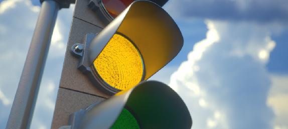 Проезд на желтый сигнал светофора запрещен